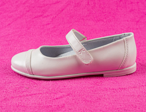 Białe balerinki komunijne z ozdobną lamówką z przodu KORNECKI MODA-SANOK
