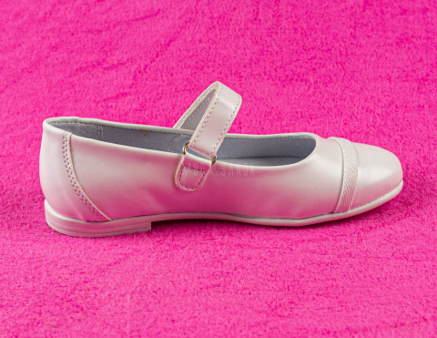 Białe balerinki komunijne z ozdobną lamówką z przodu KORNECKI MODA-SANOK