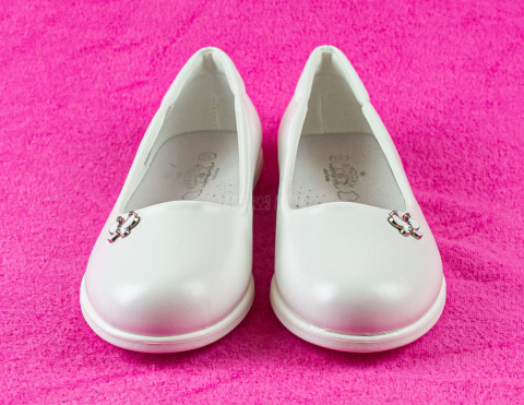 Białe balerinki na płaskim obcasie z motylkiem-MODA SANOK