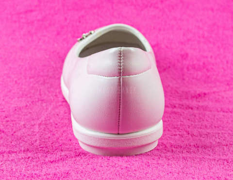 Białe balerinki na płaskim obcasie z motylkiem-MODA SANOK