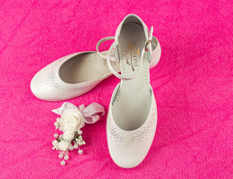 Białe dziewczęce czólenka komunijne na delikatnym obcasiku ozdobione cyrkoniami - MODA SANOK