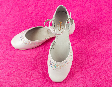 Białe dziewczęce czólenka komunijne na delikatnym obcasiku ozdobione cyrkoniami - MODA SANOK