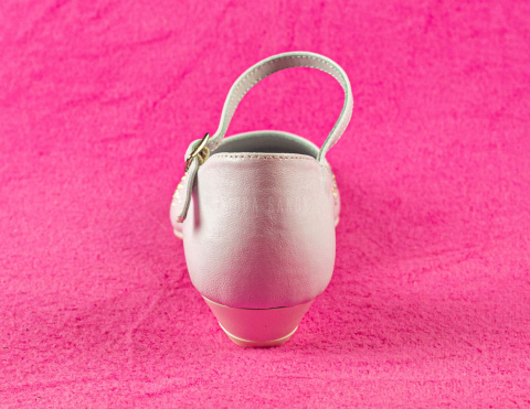 Białe dziewczęce czólenka komunijne na delikatnym obcasiku ozdobione cyrkoniami - MODA SANOK