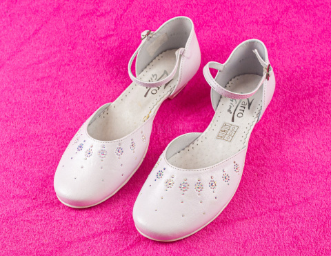 Białe komunijne czółenka dziewczęce na delikatnym obcasiku ozdobione cyrkoniami - MODA SANOK