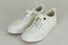 Białe trampki dziecięce z niską cholewką i przeszyciami na rzep z ekoskórki - MODA SANOK