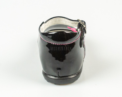 Czarne dziewczęce skórzane balerinki lakierki z ozdobą z boku EMEL-MODA SANOK