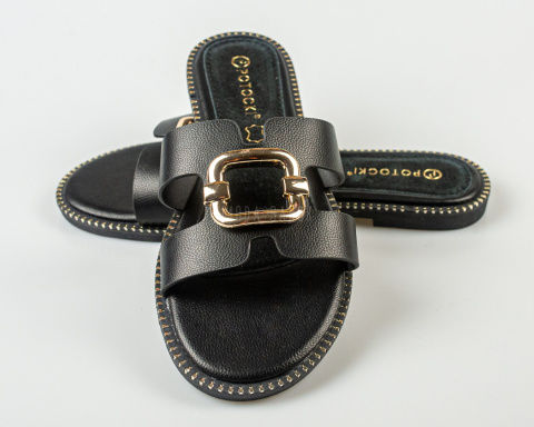 Czarne klapki Potocki ze skórzaną wkładką zdobione złotą klamerką - MODA SANOK