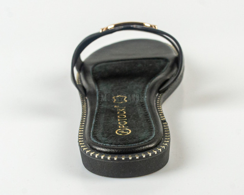 Czarne klapki Potocki ze skórzaną wkładką zdobione złotą klamerką - MODA SANOK