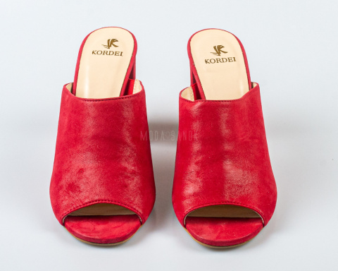 Czerwone zamszowe klapki damskie ze skóry naturalnej na ozdobnym obcasie KORDEL- MODA SANOK