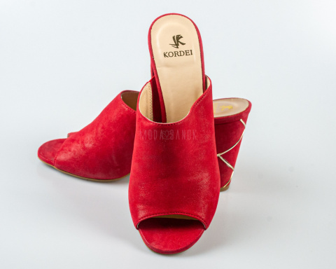 Czerwone zamszowe klapki damskie ze skóry naturalnej na ozdobnym obcasie KORDEL- MODA SANOK