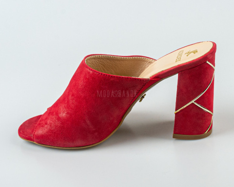 Czerwone zamszowe klapki damskie ze skóry naturalnej na ozdobnym obcasie KORDEL- MODA SANOK