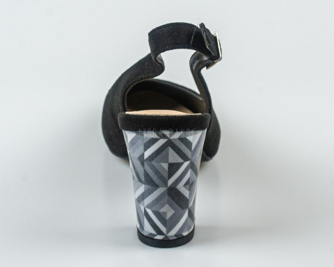 Damskie czarne czółenka z zamszowej ekoskóry na wzorzystym słupkowym obcasie z odkrytą piętą Sergio Leone - MODA SANOK