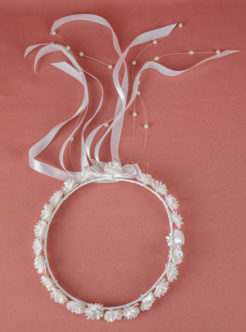 Delikatny wianek komunijny z drobnych białych kwiatuszków z perłowymi środkami  oraz z atłasowymi wstążeczkami - MODA SANOK