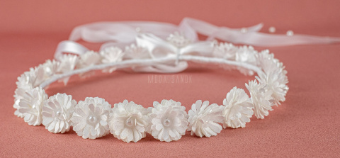 Delikatny wianek komunijny z drobnych białych kwiatuszków z perłowymi środkami  oraz z atłasowymi wstążeczkami - MODA SANOK