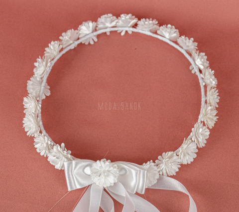 Delikatny wianek komunijny z drobnych białych kwiatuszków z perłowymi środkami  oraz z atłasowymi wstążeczkami - MODA SANOK