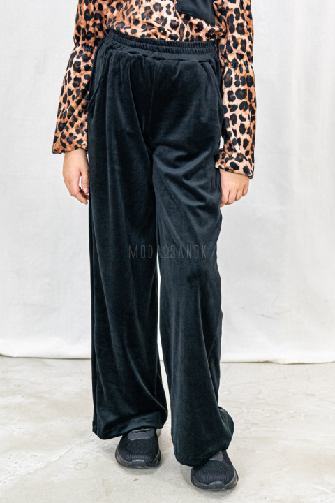 Dziewczęce spodnie welurowe w kolorze czarnym z prostą szeroką nogawką - MODA SANOK