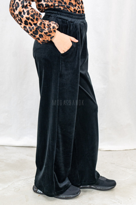 Dziewczęce spodnie welurowe w kolorze czarnym z prostą szeroką nogawką - MODA SANOK