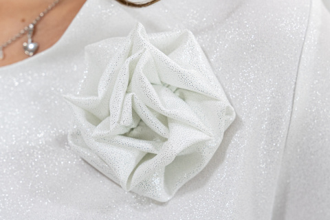 Elegancka biała bluzka z ozdobną różą i rękawami na gumeczce - MODA SANOK