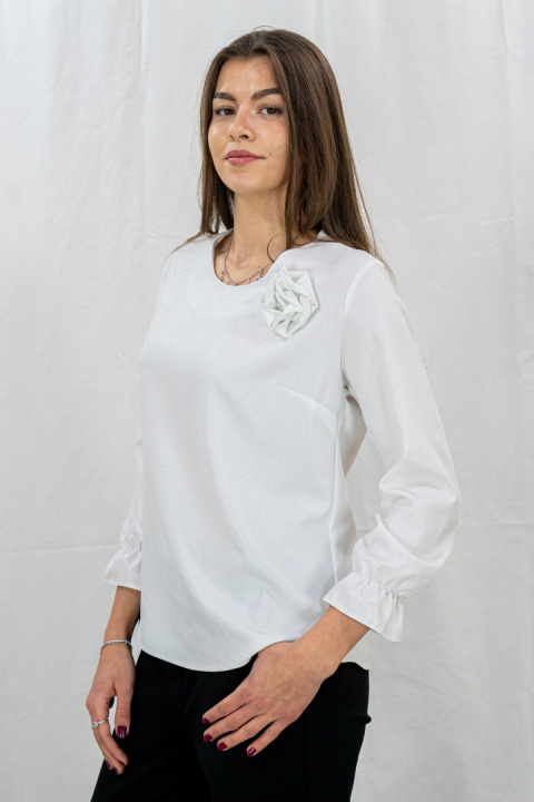 Elegancka biała bluzka z ozdobną różą i rękawami na gumeczce - MODA SANOK