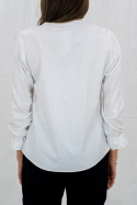 Elegancka biała bluzka z ozdobną różą i rękawami na gumeczce - MODA SANOK