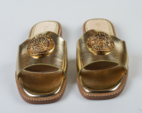 Eleganckie złote klapki damskie Potocki na płaskiej podeszwie, z oryginalną złotą ozdobą - MODA SANOK