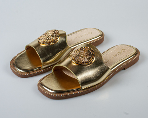 Eleganckie złote klapki damskie Potocki na płaskiej podeszwie, z oryginalną złotą ozdobą - MODA SANOK