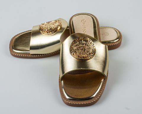 Eleganckie złote klapki damskie Potocki na płaskiej podeszwie, z oryginalną złotą ozdobą - MODA SANOK