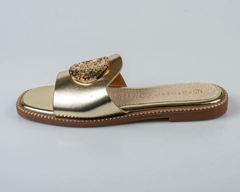 Eleganckie złote klapki damskie Potocki na płaskiej podeszwie, z oryginalną złotą ozdobą - MODA SANOK