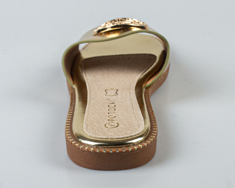 Eleganckie złote klapki damskie Potocki na płaskiej podeszwie, z oryginalną złotą ozdobą - MODA SANOK