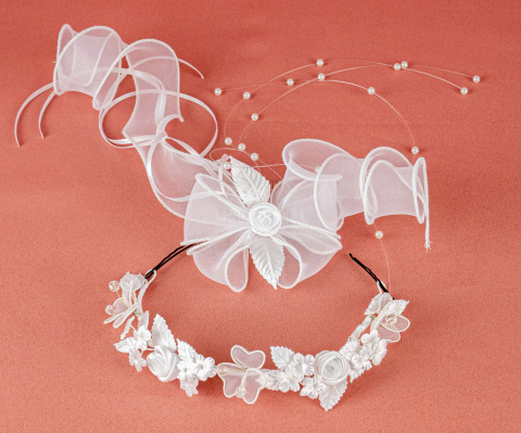 Komplet komunijny wianek-opaska plus grzebyk, biały z delikatnych kwiatuszków ozdobionych kryształkami - MODA SANOK