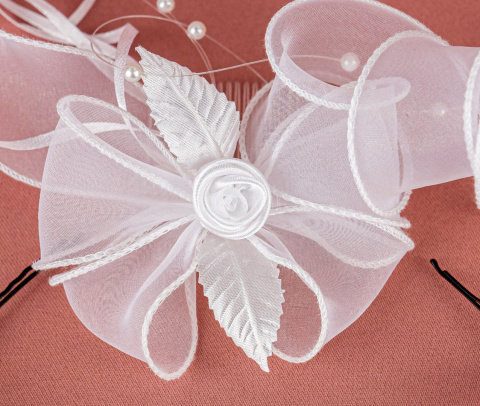 Komplet komunijny wianek-opaska plus grzebyk, biały z delikatnych kwiatuszków ozdobionych kryształkami - MODA SANOK