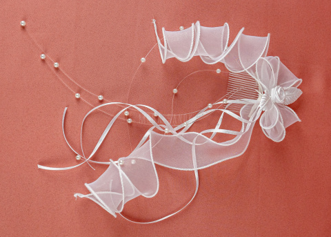 Komplet komunijny wianek-opaska plus grzebyk, biały z delikatnych kwiatuszków ozdobionych kryształkami - MODA SANOK