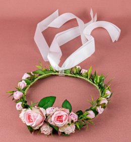 Romantyczny wianek komunijny dziewczęcy z różyczek z dodatkiem zieleni MODA SANOK