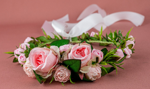 Romantyczny wianek komunijny dziewczęcy z różyczek z dodatkiem zieleni MODA SANOK