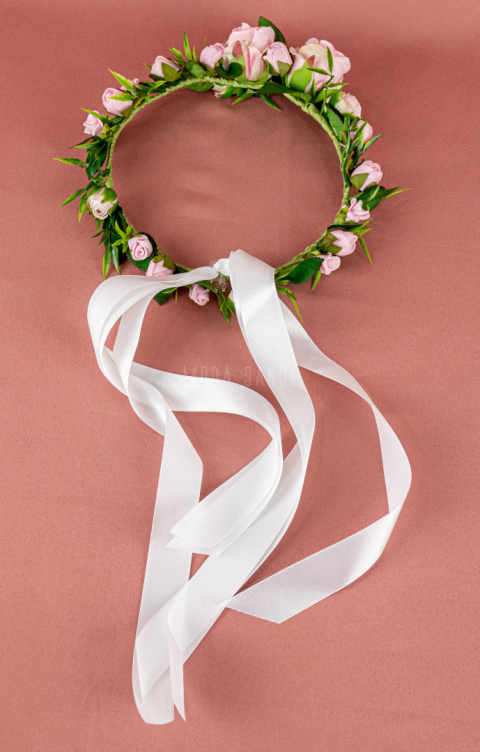 Romantyczny wianek komunijny dziewczęcy z różyczek z dodatkiem zieleni MODA SANOK