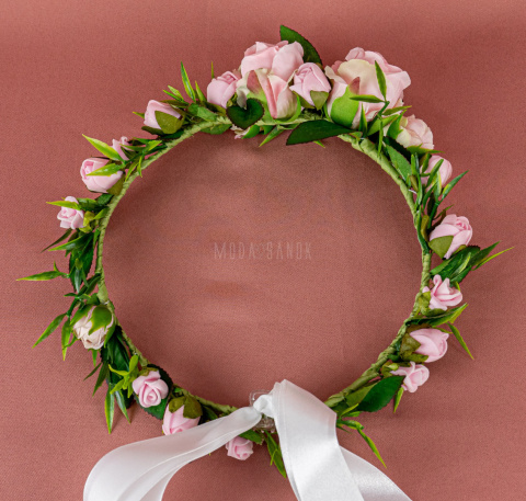Romantyczny wianek komunijny dziewczęcy z różyczek z dodatkiem zieleni MODA SANOK