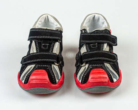 Sandałki chłopięce czarne częściowo zabudowane KORNECKI - MODA SANOK