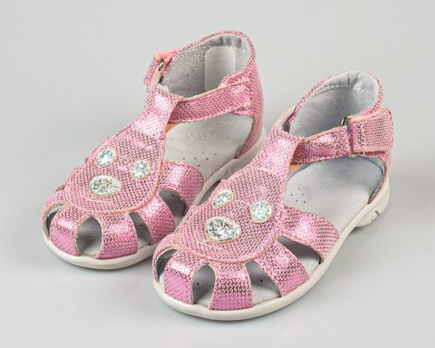 Sandałki dziewczęce różowe zabudowane przody KORNECKI-MODA SANOK