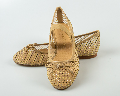 Siateczkowe balerinki damskie w kolorze beżowym z gumką i cyrkoniami GOODIN - MODA SANOK