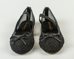 Siateczkowe balerinki damskie w kolorze czarnym z gumką i cyrkoniami GOODIN - MODA SANOK