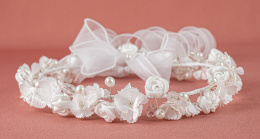 Wianek Komunijny z białych kwiatuszków z delikatnymi perełkami i kryształkami oraz szyfonową wstążeczką - MODA SANOK