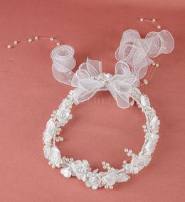 Wianek Komunijny z białych delikatnych kwiatuszków ozdobiony perełkami oraz szyfonową wstążeczką - MODA SANOK