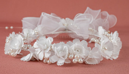 Wianek Komunijny z białych delikatnych kwiatuszków ozdobiony perełkami oraz szyfonową wstążeczką - MODA SANOK