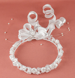 Wianek komunijny  biały, delikatny z drobnych satynowych różyczek i kwiatuszków oraz z satynową kokardą -  MODA SANOK