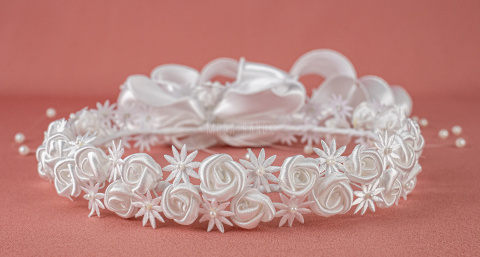 Wianek komunijny  biały, delikatny z drobnych satynowych różyczek i kwiatuszków oraz z satynową kokardą -  MODA SANOK