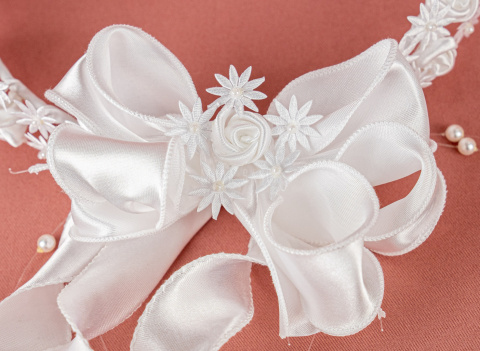 Wianek komunijny  biały, delikatny z drobnych satynowych różyczek i kwiatuszków oraz z satynową kokardą -  MODA SANOK