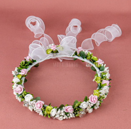 Wianek komunijny z białych i różowych kwiatków róży z zielonymi listkami, kryształkami  oraz szyfonową wstążką - MODA SANOK