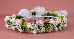 Wianek komunijny z białych i różowych kwiatków róży z zielonymi listkami, kryształkami  oraz szyfonową wstążką - MODA SANOK