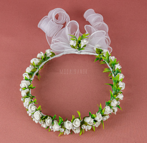 Wianek komunijny dziewczęcy z białych piankowych różyczek z zielonymi listkami, perełkami oraz z szyfonową kokardą - MODA SANOK