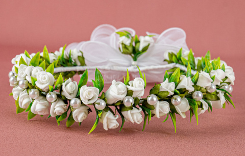 Wianek komunijny dziewczęcy z białych piankowych różyczek z zielonymi listkami, perełkami oraz z szyfonową kokardą - MODA SANOK